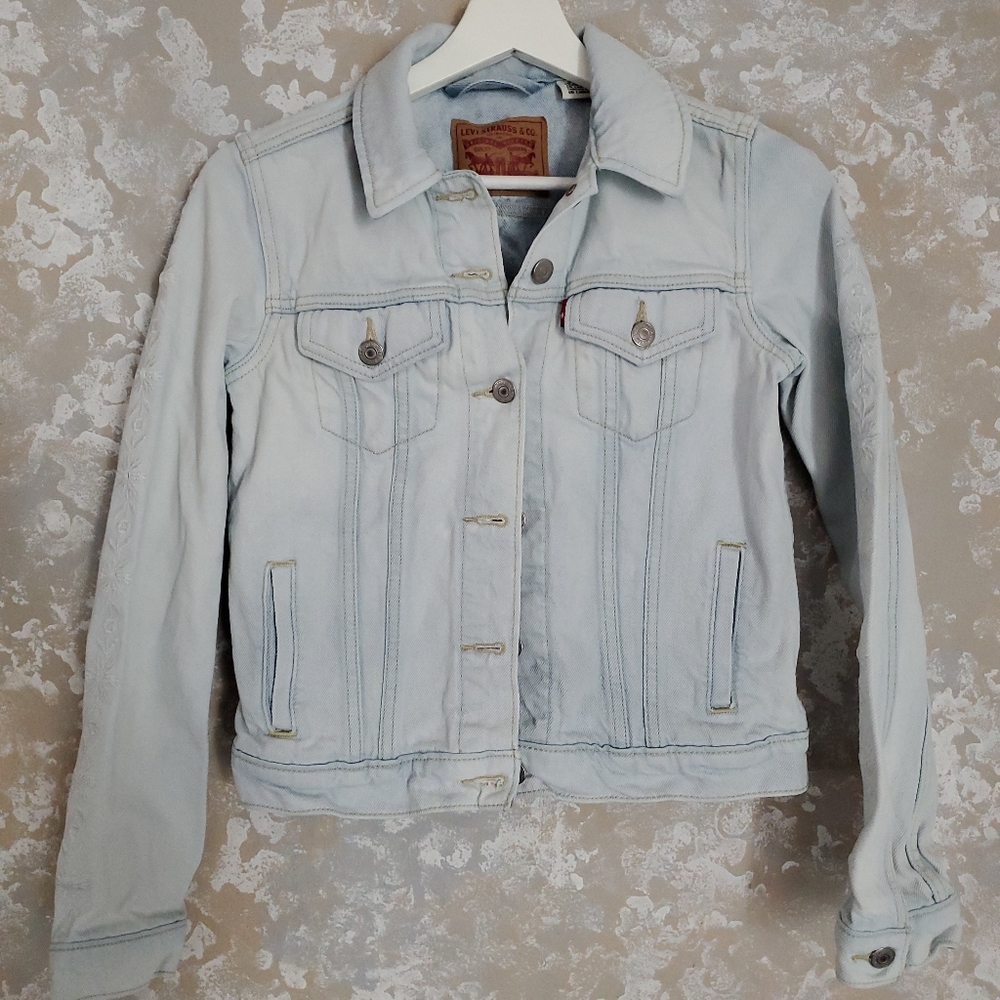 Levi’s light wash embroidered sleeves jean jacket. Excellent used condition XS